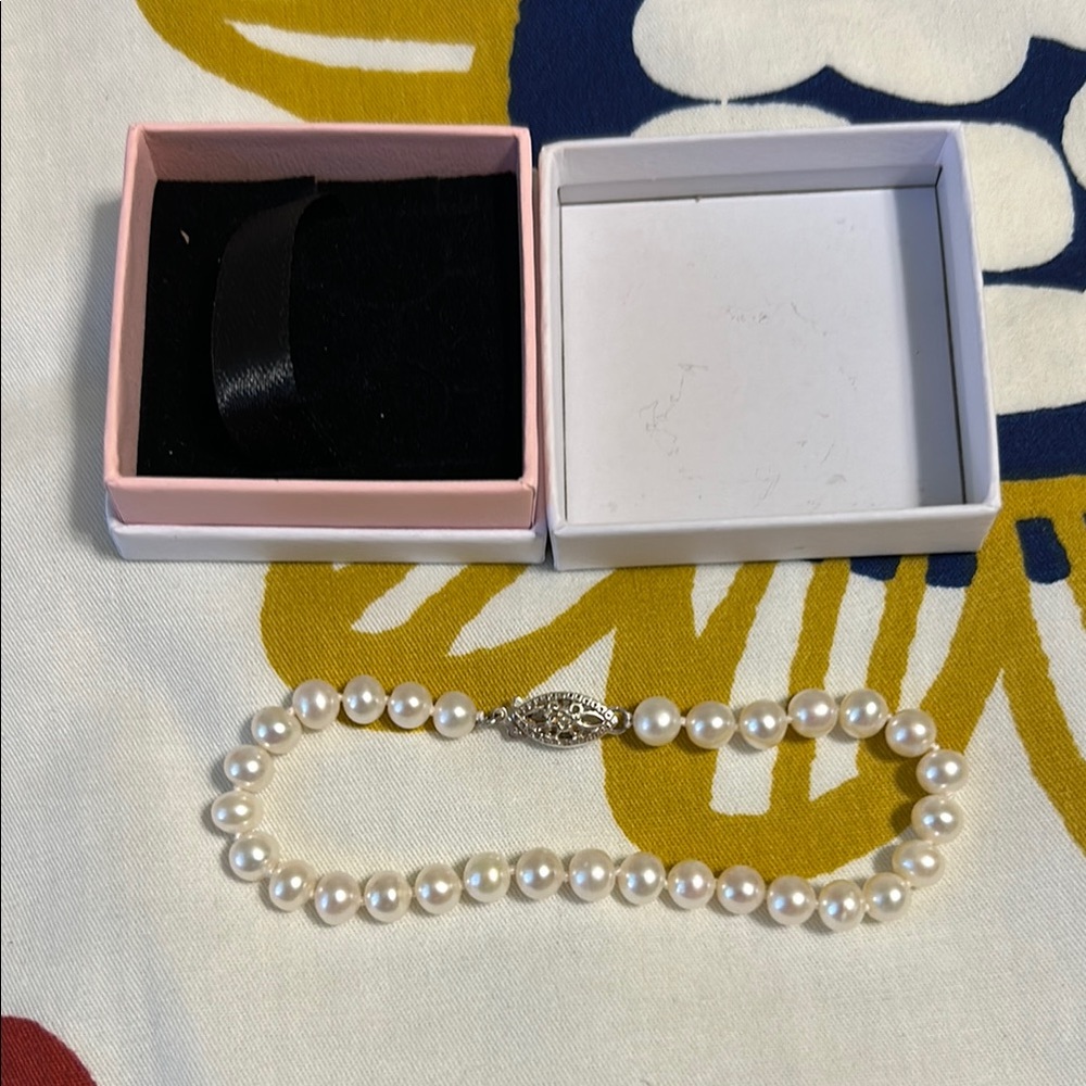 Elegant White Pearl Bracelet - Picture 2 of 3